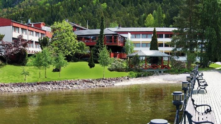 Revsnes Hotell AS Revsnes hotell ligger idyllisk til ved Byglandsfjorden. Et tradisjonsrikt hotell omgitt av flott natur og mange spennende opplevelser og aktivitetstilbud for både store og små.