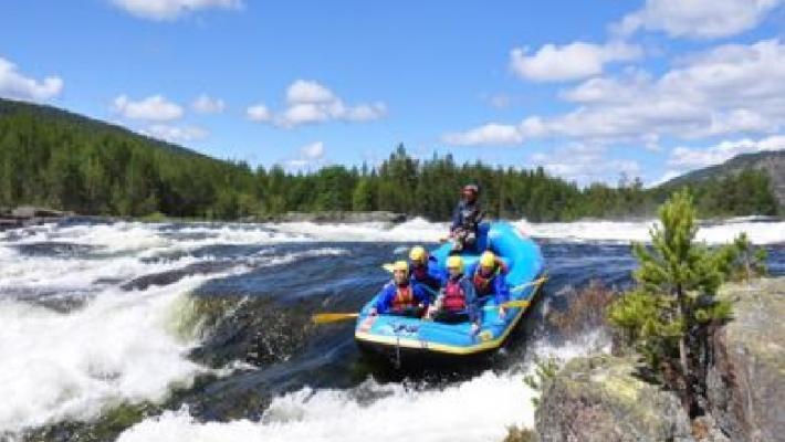 fjellturer, elvekajakk, bever og elgsafari, battlefield live, high ropes, øksekasting, pil og bue, kanotur, mountainbike, fun bike park og fiskeskole. Bare 5 min.