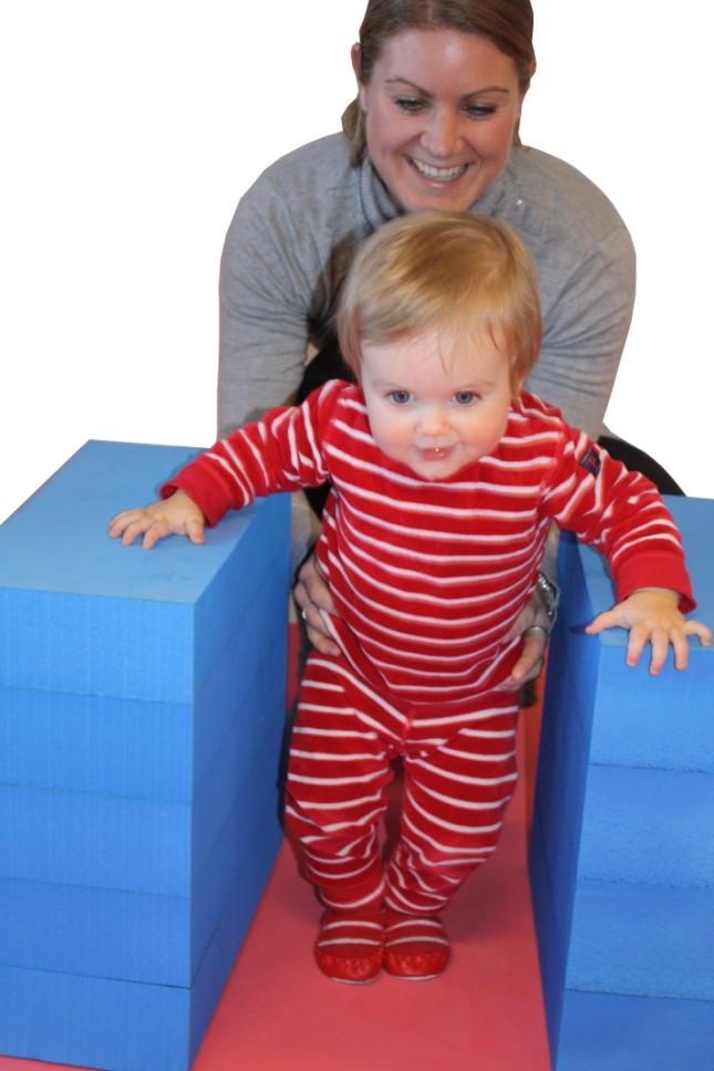 Oppreisning Bruk kubene i Eva s babypakke til aktiv trening av motorisk utvikling.