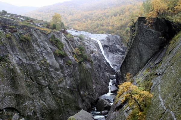 Konklusjon Samlet sett verdisettes Hiafossen-Sendingsfossen som mellom nasjonalt og regionalt verdifull med vekt på nasjonalt vedifullt (A/B i naturtypesammenheng) verdi 4 (tabell 15). Tabell 15.