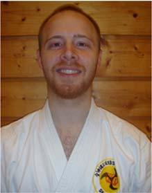Tidligere hovedtrenere 1989 2011 Simon Chilembo, 6. dan (født 1960) Simon har trent karate siden 1972. 1. Dan 1983 6. Dan 2001 Simon grunnla Nesodden karateklubb i 1989.