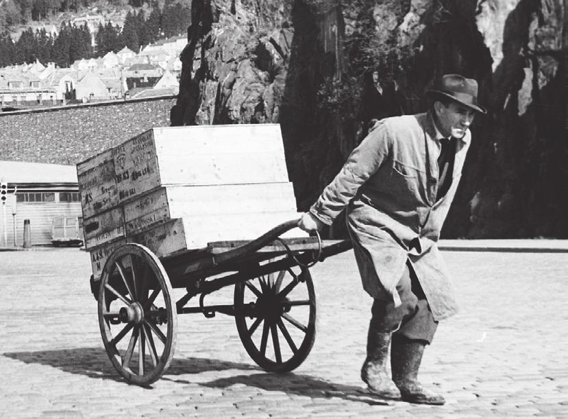 Elias Fjellstad på vei til fisketorget i Bergen HISTORIKK Konsernet Lerøy Seafood Group kan spore sine aktiviteter tilbake til slutten av 1800-tallet.