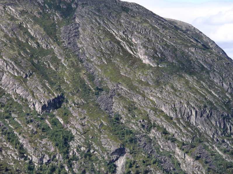 Sørsiden av Lomseggi er preget av sva og langsgående brattkanter og spredte mindre stup og overheng.