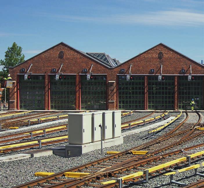 Mot sør-vest. Eksisterende vognhall har dobbelt saltak, to saltak ved siden av hverandre med rennedal mellom.