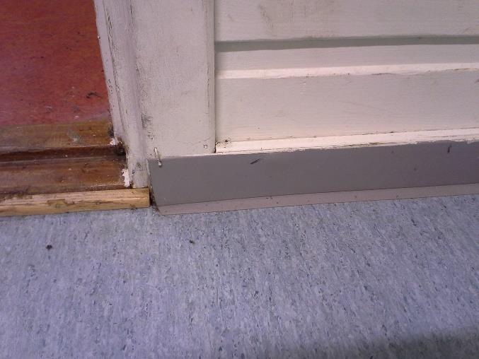 bygningen: I flere rom i bygningen Materiale: PVC (polyvinylklorid) Begrunnelse: Gulv- og veggbelegg av PVC inneholder av
