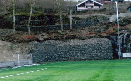 Kjøkkelvik idrettsplass med tunnelåpningen. tillegg til tyske ingeniører, av russiske og franske utskrevne tvangsarbeidere (ikke krigsfanger).