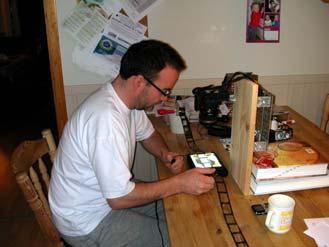 Bengt Stangvik med utstyret i bruk hjemme på kjøkkenbordet. Foto: Bengt Stangvik ell tilgjengelig. En digital kopi er lett å distribuere til andre som har nytte av å se på den.