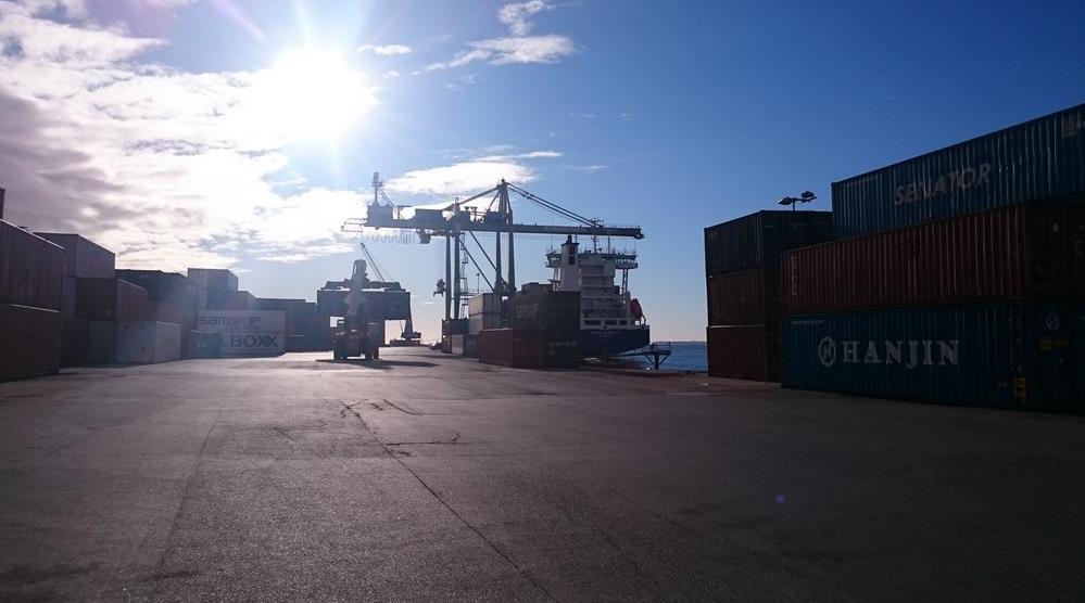 Foruten omfattende lagerfasiliteter har havnen en moderne kranpark spesialisert for håndtering av