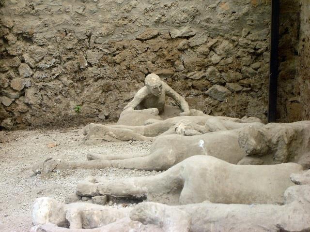 På denne måten ble byen bevart nesten intakt og vi får en grundig innføring i det romerske liv i Pompeii med vår lokale guide.