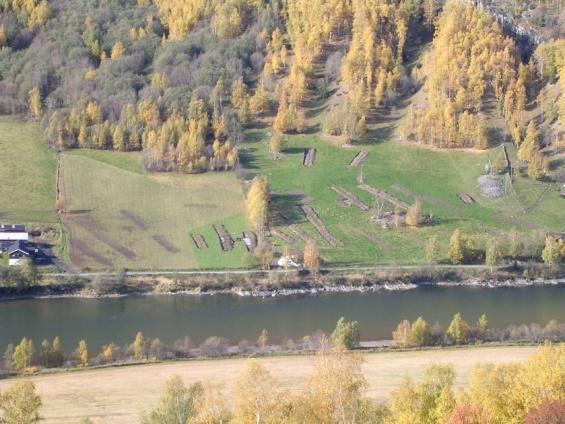 Så hva blir konklusjonen? De historiske gårdene viser en del av bosetningshistorien seierherrenes historie. Tunene har sterk kontinuitet bak over i tid, i alle fall til vikingtid.