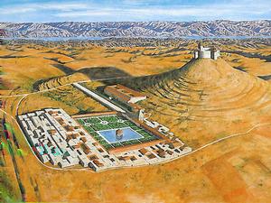 Lengre sør ligger et platå med ruiner etter bosetningen i Qumran ikke langt derfra er de 11 hulene (i skrivende stund snakkes det om en 12.