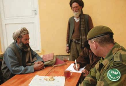 God kontakt, og et godt forhold til lokalbeolkningen er viktig for å kunne lykkes. Her under et møte med en lokal leder i Afganistan. (Foto: Sissel Amundsen). 11.4 