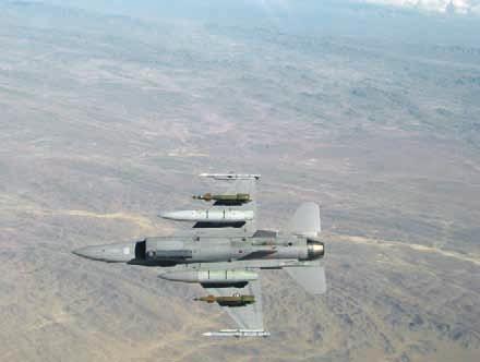 F -16 kampfly kan gi effektiv nærstøtte til bakkestyrkene. (Foto: NORDETMAN). 3.3 Taktiske landoperasjoner 3.3.1 Karakteristikk Landoperasjoner gjennomføres som en integrert del av en fellesoperasjon.