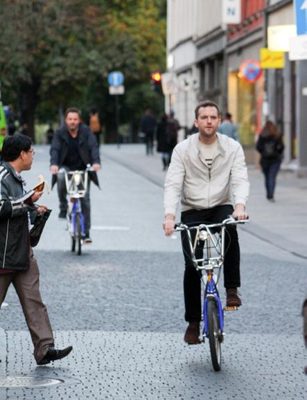 Hovedprinsipper for sykkeltilrettelegging i Oslo Tosidige enveisløsninger er hovedregel I Oslo er hovedregelen sykkelanlegg med tosidig enveistrafikk, slik at sykkeltrafikken følger samme retning som