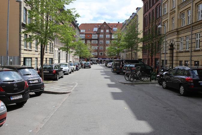Foto 17: I Rolfsvej på Frederiksberg, Danmark gir gateutforming med sykkel- og bilparkering lav fart. (foto: Copenhagenize Design Co.