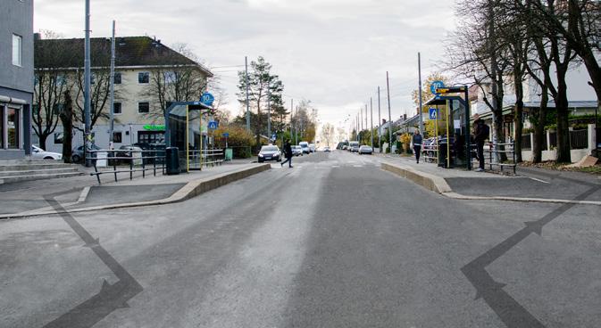 Trikkeholdeplasser og bussholdeplasser Sykkelfelt og sykkelveier skal som hovedregel ledes bak holdeplasser, med en utforming som sikrer at syklende holder lav hastighet (omlag 15 km/t).