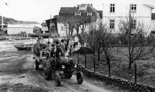 17. MAI FEIRING PÅ SØNDRE SANDØY PÅ 1950-TALLET 17. mai feiringen på Hvaler har en variert og sammensatt historie. Hvor og hvordan dagen har blitt markert, henger sammen med skolestrukturen.