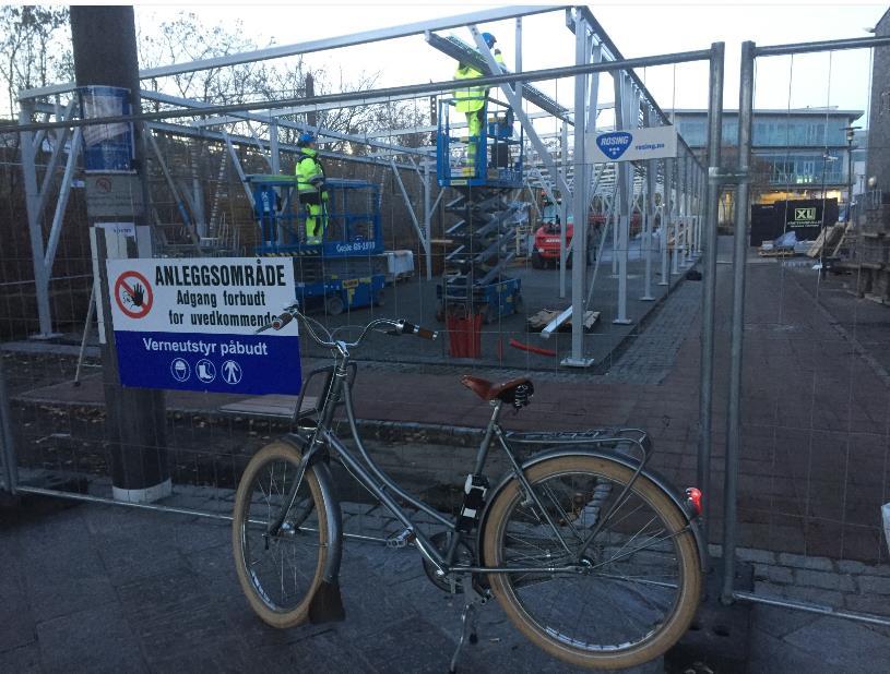 Noen lokale syklister synes rett og slett at det skal være gratis å parkere sin sykkel ved togstasjoner, fordi dette er en miljøvennlig reisemåte som fortjener å bli støttet av våre myndigheter (i en