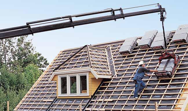 VI KAN LEVERE DIREKTE PÅ TAKET Det kan være tungt å få taksteinen opp på taket. Derfor hjelper vi deg med å levere dem direkte på tak. Monier har dyktige sjafører med lang erfaring.