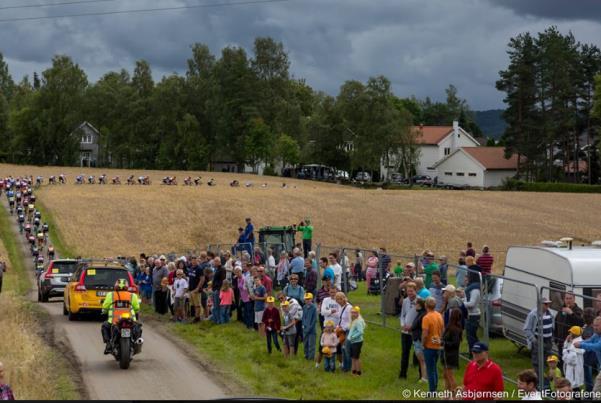 Parallelle side arrangementer AmCar treff samme helg (2016) -> biler kjørte foran felt til kilometer 0.