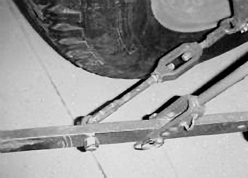 Plasser et vaterpass oppå luftemaskinen for å kontrollere om den står rett fra side til side. Figur 2. Trepunktsløftestopper MERK: Se i brukerhåndboken for kjøretøyet for justeringsprosedyrer.