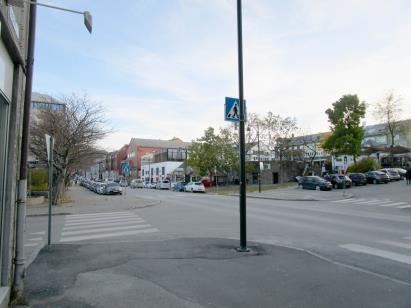 Gateparkering fjernes til fordel for et sammenhengende plassrom Kjøresonene i Sjøgata og
