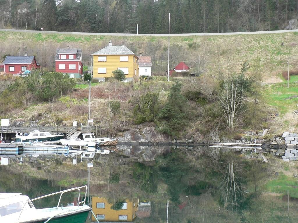11 4.12 Kai / småbåthamn. I kommunedelplanen er sjøområdet vist som FFNF-område, Dette er misvisande, då det er ei større eksisterande småbåthamn i området, og eldre brygger (sjå ortofoto).