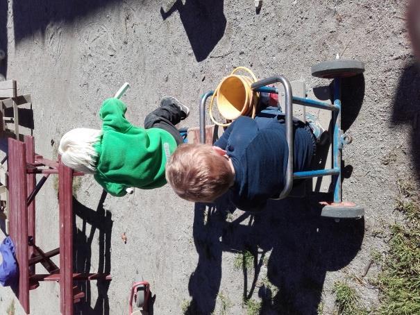 Hva har ekornbarna gjort i august og september. Nå er vi godt i gang med barnehageåret, og det er en flott gjeng som koser seg sammen. Disse to månedene har vi brukt på tilvenning og trygghet.