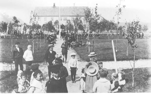 1935 Byparkens Venner Bidro med å artsbestemme, framskaffe og plante stauder Har påtatt seg å delta i vedlikeholdet