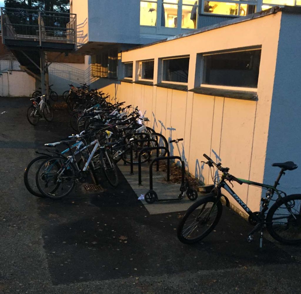 Parkering skoler Anleggskategori: Vei Sykkel x Prosjektnr.: x Bygging Total kostnad: 350 000 kr Budsjett i år: For å stimulere til økt bruk av sykkel hos skoleelever er god parkeringskapasitet viktig.