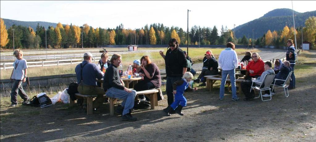 En fin høstdag på banen Tidlig i oktober ble det på kort varsel arrangert en felles trening med tilhørende sosialt samvær på Kongsberg Travbane.