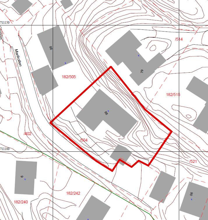 4 SITUASJONSBESKRIVELSE Boligen ligger inntil en naturlig bratt skråning, se teknisk kart figur 1. Skråningens helning er ca 50º.