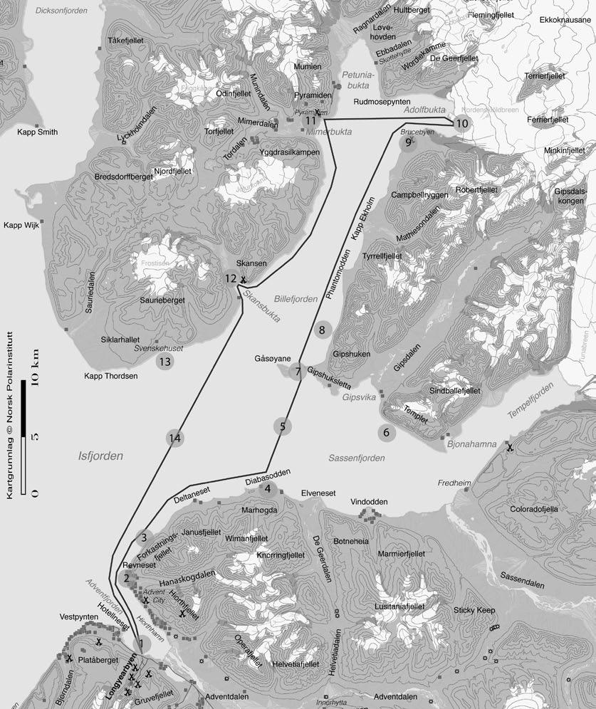 Når båten er kommet ut på fjorden, seiler den rundt Revneset (2), for så å fortsette nordover. Kapteinen styrer båten langs kysten, så man kan nyte naturen best mulig.