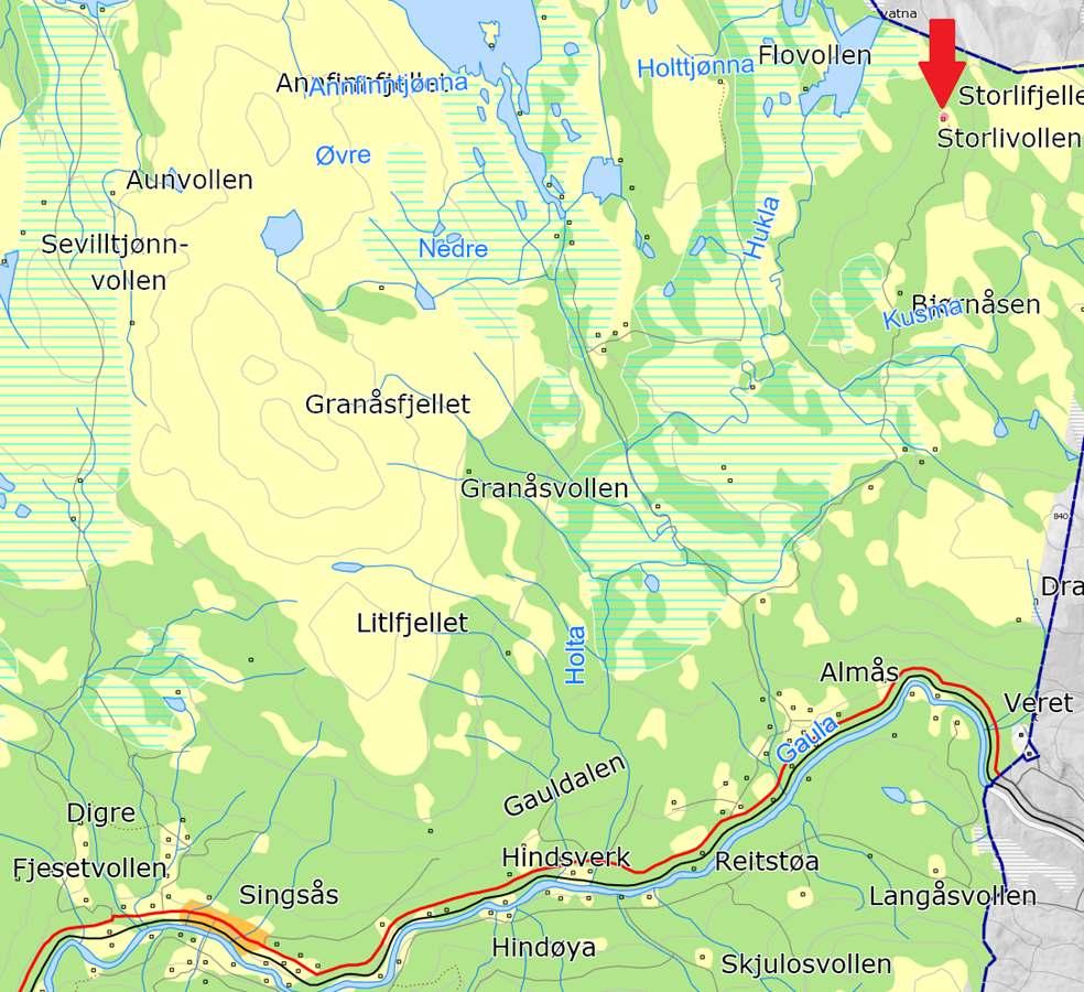 Den omsøkte fritidstomten ligger på Storlivollen, nord for Almås. Figur 2 Oversiktskart over deler av Midtre Gauldal kommune. Fritidstomten det søkes dispensasjon for er markert med rød pil.