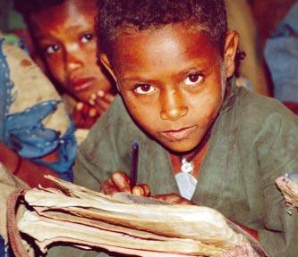 Målet er at 15 prosent av norsk bistand skal gå til utdanning. Gutt på skole i Etiopia.