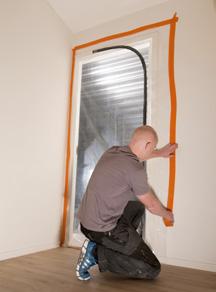 smidig beskyttelsesplast med glidelås for tildekking av f.eks. døråpninger ved renovering.