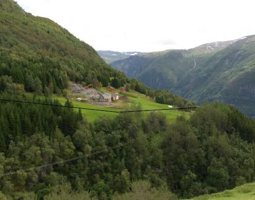 denne sida av elva. Vassvegen vert 170 meter lenger enn i den omsøkte løysinga. Inntaket skal flyttast ca.