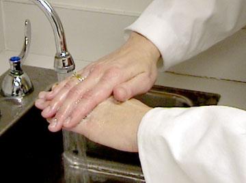 Tiltak mot kontaktsmitte " Vask hendene ofte og alltid før hvert måltid " Begrens håndhilsing og klemming " Isoler syke personer med forkjølelse og diarè " Rens og