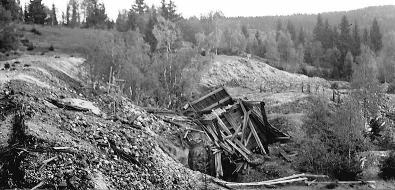 «Hver mann sin gullgruve» Etter gruvekonkursen i 1907 ble alt av verdi solgt på auksjon. Resten ble stående igjen til forfall. Slik så Synken ut i 1939. (Foto: Aftenposten).