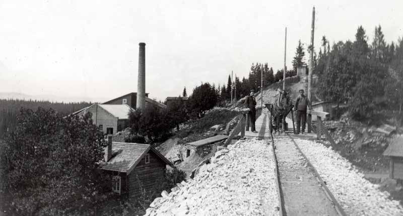 Brøstadgruva omkring 1906. Til høyre ses skinnegangen med hest, vagg og kjøregutter på veg tilbake til gruva etter å ha levert et lass til pukkverket.