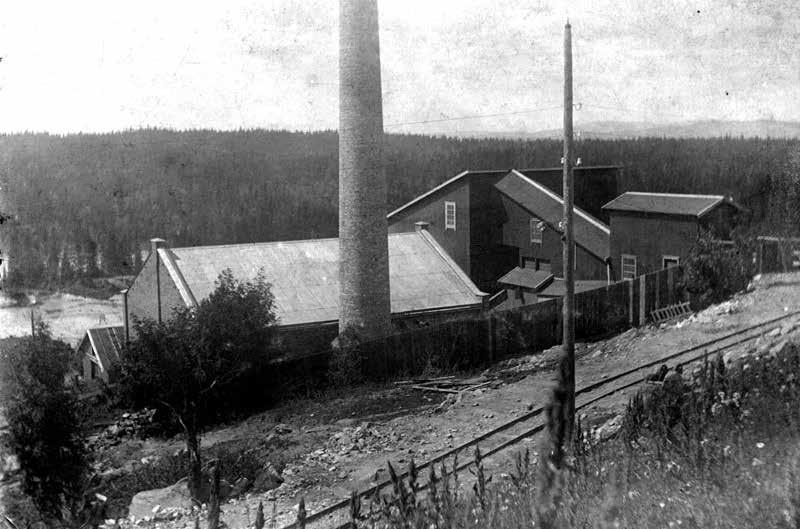 Fabrikken sett fra sør-øst. I forgrunnen sees jernbanen der malmen ble fraktet fra gruva til pukkverket.