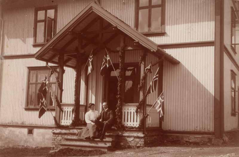 Direktørboligen på Lønntjernet med Bertha og Stephen C. Dickinson på trappa. (Originalen tilhører Thorunn Grammeltvedt, Langhus og Trond E. Berger, Ås).