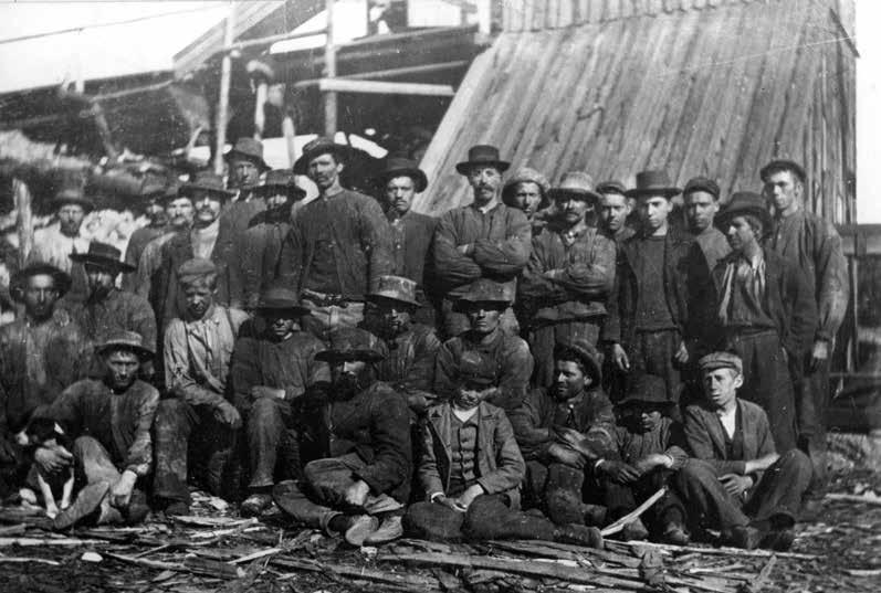 Noen av arbeiderne på Brøstadgruva. Bildet er trolig fra den tida da The Golden Mint drev verket. Vi kjenner et fåtall av arbeiderne.