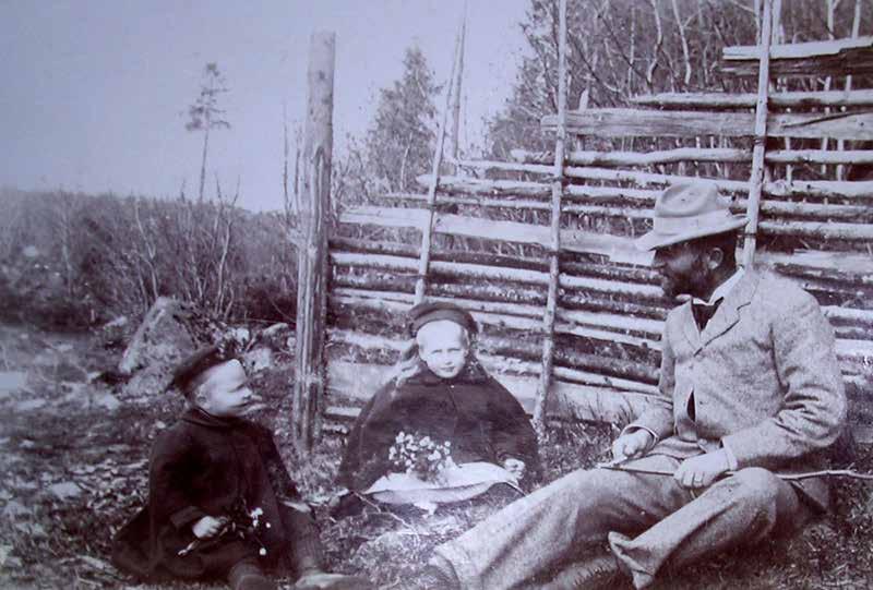 Direktør Arent Løberg med sønnen Fin og ei ukjent jente i Gullverket rundt 1900. (Etter original hos Ida Hjartøy, Oslo). 1897 og Magdalena f. 1899.