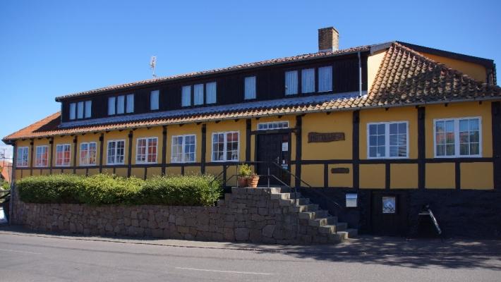 Hotel Pepita Hotel Pepita er i en hyggelig bindingsverksbygning fra 1500-tallet og er plassert midt i landsbyen Sandvig, nær Allinge på Nordøstbornholm, med kort avstand til stranden, spennende