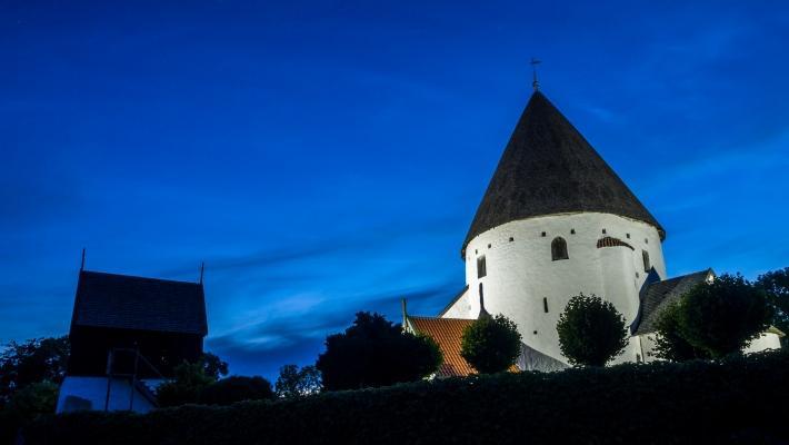 Olsker Rundkirke (6.8 km) Den 26 meter høye Olsker runde kirken er den høyeste av de fire rundkirkene på Bornholm.