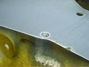 Dersom det er sprekker ut ifra hullet så kreves det også noe reparasjon med våre Castmaster TM bolter for metallsøm for å
