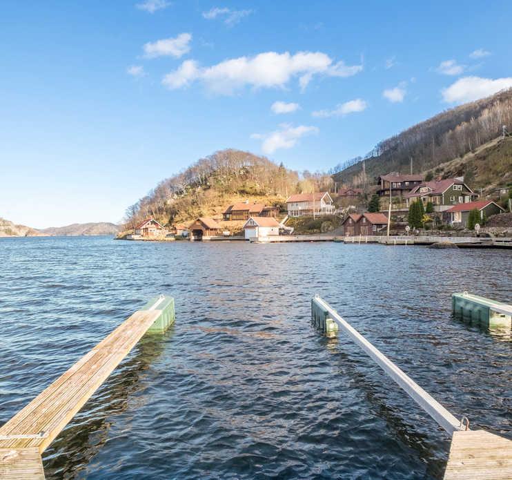 FAKTA OM EIENDOMMEN Tomten ligger på toppen av et mindre hyttefelt med flott utsikt utover fjorden. Det er ca 10 minutters kjøring til Farsund sentrum med bil og ca. like lang tid med båt.