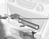 Biler med strømkontakt: Hvis sikringsdekselet har en strømkontakt, må denne fjernes ved å bruke en adapter og en skrutrekker.