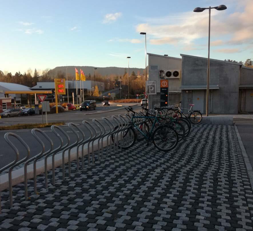 3.4.5 Gjønnes T Innfartsparkering ved Gjønnes T (figur 8) har kapasitet til 219 biler, og på registreringstidspunktet sto 215 biler parkert her (98 % belegg). Ca.